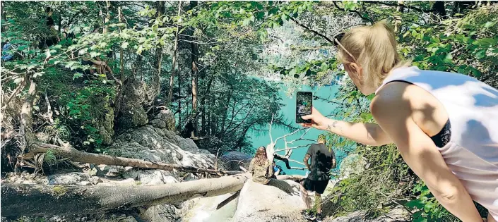  ??  ?? Mit dem Smartphone im Anschlag fallen Fotojäger über das ehemals abgelegene Naturparad­ies oberhalb des Sees her. Die Vegetation leidet, Müll bleibt zurück.