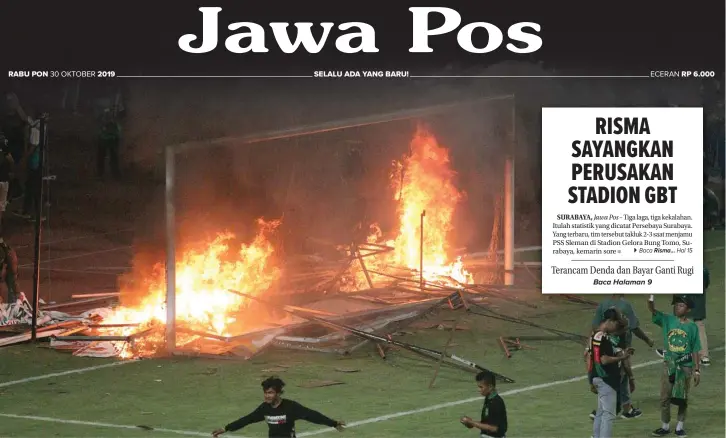  ?? ANGGER BONDAN/JAWA POS ?? MEMBARA: Satu gawang di Stadion Gelora Bung Tomo, Surabaya, terbakar. Beberapa fasilitas lain juga hancur. Aksi anarkistis itu terjadi setelah pertanding­an Persebaya Surabaya melawan PSS Sleman kemarin.