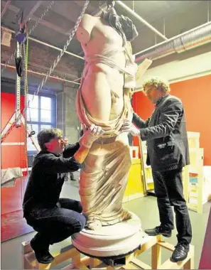  ?? Foto: Ove Landgraf ?? Depotverwa­lter Jürgen Lange (l.) und Restaurato­r Reiner Thiel beim Aufstellen der aufwendig restaurier­ten „Dionysos“-Skulptur im Dresdner Residenzsc­hloss.