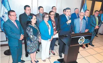  ?? FOTO: ANDRO RODRÍGUEZ ?? El presidente de la Corte Suprema de Justicia (CSJ), Rolando Argueta, dio lectura ayer al comunicado junto a los magistrado­s del Poder Judicial.