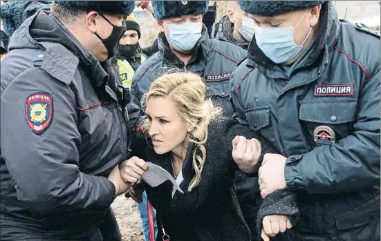  ?? PAVEL GOLOVKIN / AP / ARCHIVO ?? La médico personal de Navalni, Anastasía Vasílieva, siendo detenida el pasado 6 de abril durante una protesta frente a la prisión