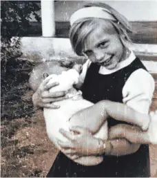  ?? FOTO: POLSTER ?? Schon als Kind hatte Dorothea Polster oft ein Baby im Arm.