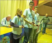  ??  ?? Élodie Ichard, Alexandre Moreno et Quentin Vessie avec leur trophée des records Midi-Pyrénées, derrière eux Jean-Marie Praneuf