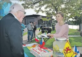  ?? CAROL DUNN/THE NEWS ?? Emily Morton-Fraser, an employee with the Town of New Glasgow, hands out cake at an event at the riverfront on Friday afternoon to celebrate Culture Days.
