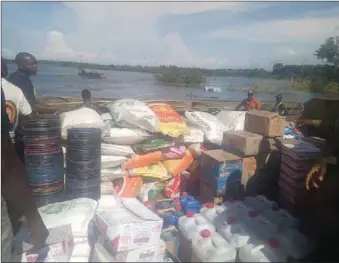  ??  ?? Relief materials on the way to the flooded area