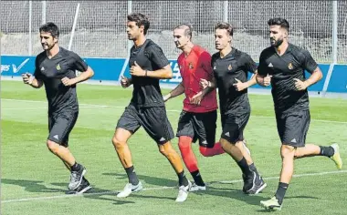  ?? FOTOS: UNCITI ?? A la derecha, la foto de grupo que se hicieron los jugadores antes de empezar el entrenamie­nto. Sobre estas líneas, Markel, Prieto, Toño, Canales y Navas. Abajo, Willian, Kevin, Bautista, Zubeldia y Pardo. A la derecha, Llorente