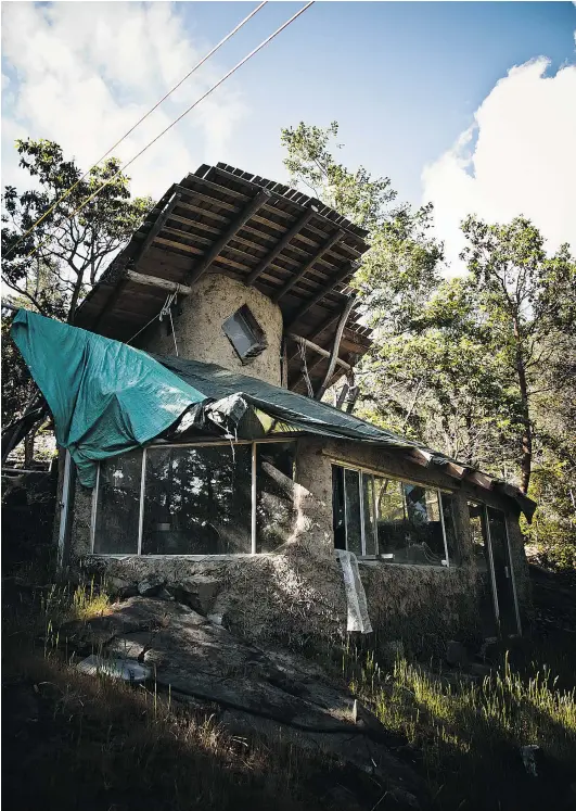  ?? JONATHAN TAGGART ?? An off-grid home on Lasqueti Island, which is accessible by passenger-only ferry from the Vancouver Island community of Parksville.