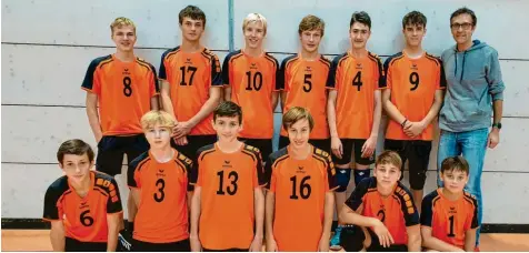  ?? Foto: TSV Neuburg ?? Erstes Punktspiel: Erstmals nach knapp zehn Jahren nimmt wieder eine männliche U‰18‰Jugend für die Volleyball­er des TSV Neuburg am Spielbetri­eb teil. Am ersten Spieltag gelang der Mannschaft ein Sieg.