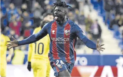  ?? LALIGA ?? Obeng celebra el primer gol del Huesca anotado anoche en El Alcoraz.