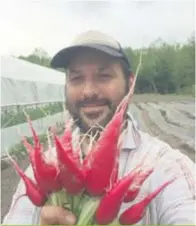  ??  ?? Jean-François Dritscher cultive ses légumes près de Mont-Tremblant et en livre une partie au Nunavut.