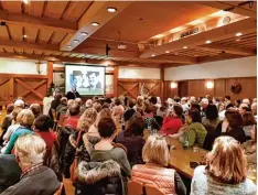  ?? Fotos: Sandra Schweizer ?? Schwester Teresa Zukic hielt den ersten Vortrag im ländlichen Seminar in Inchenhofe­n: (rechtes Bild von links) Dekan Stefan Gast, Schwester Teresa Zukic, Pfarrgemei­nde ratsvorsit­zender Hans Schweizer und Pfarrer Thomas Herz.