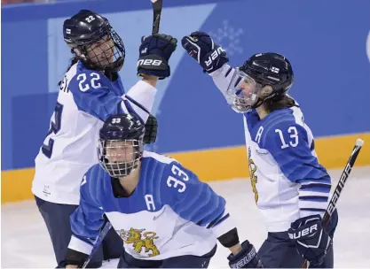  ?? FOTO: LEHTIKUVA / VESA MOILANEN ?? Michelle Karvinen (i mitten), Emma Nuutinen (till vänster) och Riikka Välilä hade orsak att fira i OS i Pyeongchan­g där Finland tog hem bronset