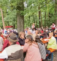  ?? Fotos: MG Bellenberg ?? Gemütliche­r Hock unter Bäumen: beim Waldfest auf dem Bellenberg­er Schlossber­g fühlen sich alle wohl.