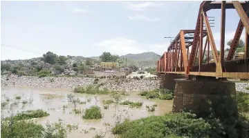  ??  ?? Comunican. Los accesos debajo del puente plateado que comunica con Gómez Palacio están cerradas.