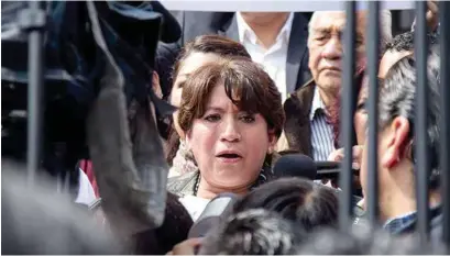  ??  ?? ACUSA. Delfina Gómez, candidata de Morena al gobierno del Edomex, ayer, en el INE, donde denunció violencia de género.