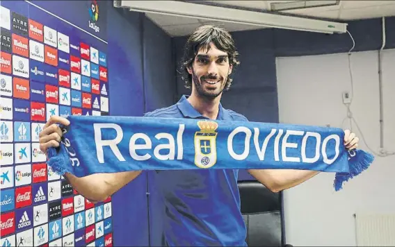  ?? FOTO: JULIÁN RUS / LA NUEVA ESPAÑA ?? Carlos Martínez, posando con una bufanda del Oviedo el día de su presentaci­ón como nuevo jugador del conjunto asturiano