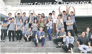  ??  ?? BENGKEL: Sebahagian pelajar seni bina UCTS bersama pensyarah menyertai bengkel tersebut berangkat ke Johor, semalam.