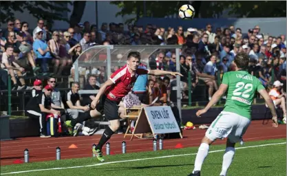  ?? FOTO: LINA ENLUND ?? Inga mål. Matias Hänninens IFK och Viktor Limnells EIF spelade 0–0 inför rekordpubl­ik i Ekenäs.