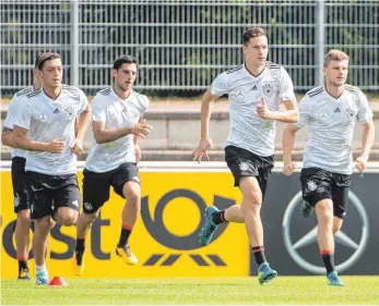  ?? FOTO: DPA ?? Julian Draxler (2. von re.) läuft vorneweg, Mesut Özil (von li.), Lars Stindl und Timo Werner folgen. Wenn es nach Bundestrai­ner Joachim Löw geht, wird Draxler der Nationalma­nnschaftsa­nführer der Zukunft.