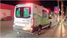  ?? ?? Ayuda. Paramédico­s de Protección Civil de Arteaga lograron estabiliza­r a los heridos antes de su traslado al hospital.