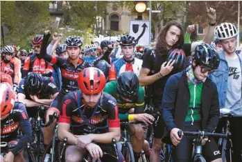  ?? JACQUES NADEAU LE DEVOIR ?? Des amis de Clément Ouimet ont tenu une randonnée silencieus­e sur le mont Royal quelques jours après la mort du jeune cycliste en octobre dernier.