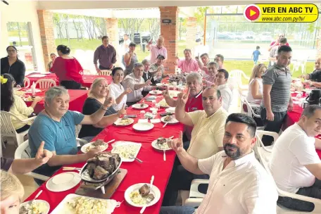  ?? ?? Almuerzo de los funcionari­os de la Dinac con el cartista Carlos Echeverría y el extitular de la institució­n, Edgar Melgarejo.