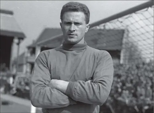  ?? PICTURE: PA ?? ‘SPRINGING PANTHER’: Harry Gregg starred in the 1958 World Cup months after the Munich crash. West German striker Uwe Seeler said he was like ‘a springing panther’.