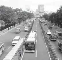  ?? FILE FOTO ?? SOLUTION FROM THE GROUND UP. Cancelling the BRT in favor of the LRT has shifted attention again on political bickering, rather than on the welfare of commuters. It also resurfaces the rueful reflection that leaders should be regular commuters to know...