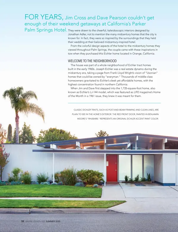  ??  ?? CLASSIC EICHLER TRAITS, SUCH AS POST- AND- BEAM FRAMING AND CLEAN LINES, ARE PLAIN TO SEE IN THE HOME’S EXTERIOR. THE RED FRONT DOOR, PAINTED IN BENJAMIN MOORE’S “RHUBARB,” REPRESENTS AN ORIGINAL EICHLER ACCENT PAINT COLOR.