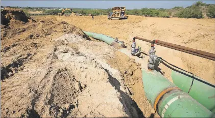  ?? ASSOCIATED PRESS FILE PHOTO ?? New pipelines to carry gas from Texas to Mexico, eventually reaching the city of Guanajuato, are laid undergroun­d in September 2014 near General Bravo, in Nuevo Leon state, Mexico. Slammed by an increase in illegal pipeline taps, Mexico's state oil...