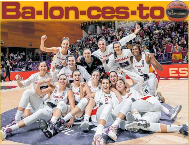  ?? ?? Las jugadoras de la Selección femenina de baloncesto celebran en la pista del Carolina Marín (Huelva) su clasificac­ión para el Eurobasket del próximo verano.