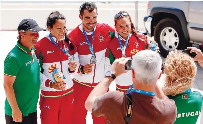 ??  ?? Hélio Lucas com os medalhados Joana Vasconcelo­s, Fernando Pimenta e Teresa Portela