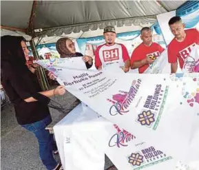  ?? [FOTO KHAIRUNISA­H LOKMAN/BH] ?? Salina (dua dari kiri) bersama kakitangan BH membuat persiapan Program Semarak Ramadan di Masjid Al Hasaniah, Kampung Permatang, Kuala Sungai Baru, Alor Gajah.