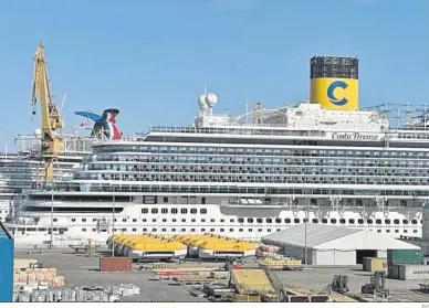  ?? D.C. ?? El Costa Firenze reposa junto al Carnival Vista en la factoría de Navantia de Cádiz.