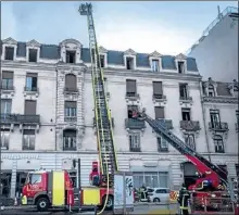  ??  ?? Des pompiers intervienn­ent sur un incendie dans un immeuble de Toulouse, le 10 janvier.