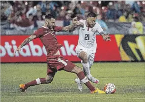  ?? AARON VINCENT ELKAIM THE CANADIAN PRESS FILE PHOTO ?? David Edgar, left, of Canada battles for the ball against David Ramirez of Costa Rica during the CONCACAF Gold Cup in July 2015.