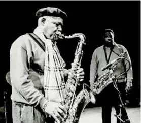  ?? REDFERNS ?? FRANS SCHELLEKEN­S Houston Person (right) performs with fellow tenor saxophone player David “Fathead” Newman in Amsterdam in 1998.