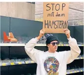  ?? FOTO: NIEDERBERG­ER ?? Mit diesem Schild stellte sich Leon Niederberg­er vor das leere Regal eines Lohausener Supermarkt­s.