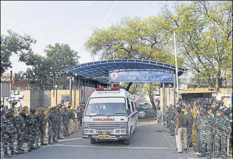  ?? BIPLOV BHUYAN/HT PHOTO ?? Security personnel guard the gates of Tihar Jail as an ambulance leaves with the bodies of the four men convicted in the December 2012 gang rape and murder case. They were hanged to death at 5:30am Friday.