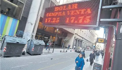  ??  ?? En la city. El dólar volvió a captar la atención de los ahorristas grandes y chicos.