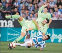  ?? EFE ?? El defensa del FC Barcelona, Gerard Piqué, lucha por el balón frente al delantero del Leganés, Sabin Merino, durante el partido de la sexta jornada de Liga en el estadio de Butarque.