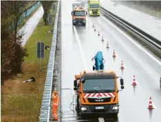  ?? Foto: Daniel Weber ?? An der B 17 auf Höhe der Ulrichskas­erne wurde zwischen der Straße und dem Radweg eine Leitplanke errichtet.