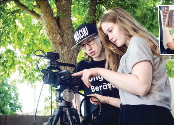  ?? FOTO: MIKAEL ANDERSSON ?? FILMSKAPAR­E. Robin Sahlberg och Emma Christense­n ställer i ordning kameran för en intervju.