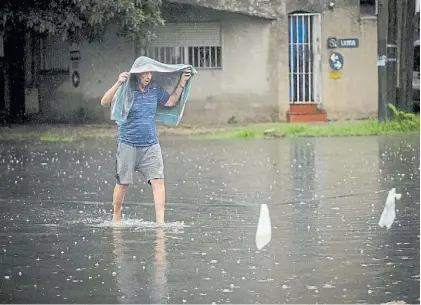  ?? REUTERS ?? Pasados por agua. Miles de vecinos del AMBA soportan lluvias intensas desde el lunes.