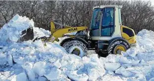  ??  ?? Drei Meter hohe Schneeverw­ehungen musste der Winterdien­st mit schwerem Gerät gestern von der Straße zwischen Kefferhaus­en nach Kreuzebra räumen. Foto: Uwe Petzl