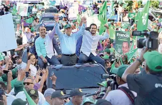  ?? F. EXTERNA ?? Leonel Fernández durante caravana en apoyo a Domingo Contreras en el DN.