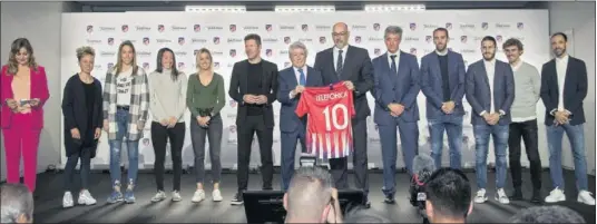  ??  ?? FAMILIA. De izq. a drch.: Mónica Marchante, presentado­ra del acto; Amanda, Lola Gallardo, Meseguer, Ángela Sosa, Simeone, Cerezo, presidente del Atlético; Emilio Gayo, presidente de Telefónica; Gil Marín, CEO rojiblanco; Godín, Koke, Griezmann y Juanfran.