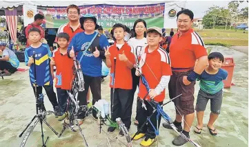  ??  ?? Athletes and officials from Kapit at the recent Sarawak Age Group Outdoor Archery Championsh­ip held in Sibu.