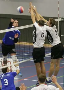  ?? FOTO KOEN FASSEUR ?? Kevin Roelandt smasht voorbij het blok van Lendelede in de match van vorig weekend die met 1-3 door Kapellen werd verloren.