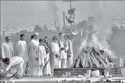  ?? SN SINHA/HT ARCHIVE ?? The Gandhi family during the last rites of former Prime Minister Indira Gandhi on November 3, 1984, in New Delhi.